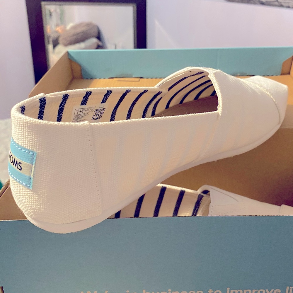 Tom’s white shoes